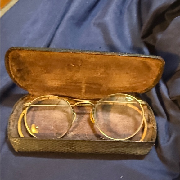 Vintage Gold Round Glasses - Picture 3 of 3